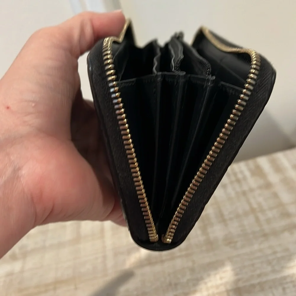 Gucci Black Embossed GG Leather Zip Wallet with Gold Tone Accent